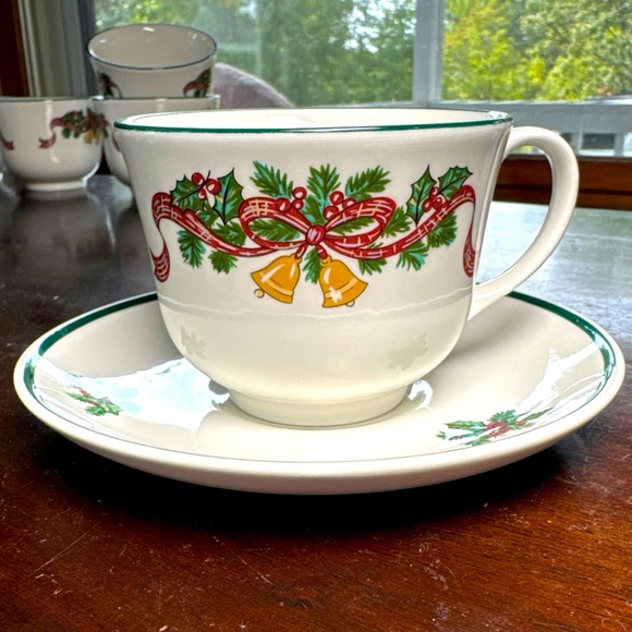 Johnson Brothers Victorian Christmas Cup And Saucer Set - Picture 1 of 12